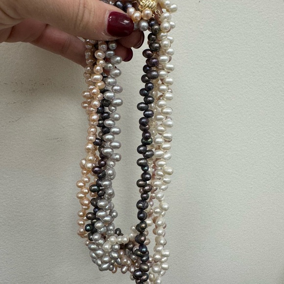 Elegant Multi-Color Pearl Necklace with a solid 14k gold large clasp - Picture 12 of 13